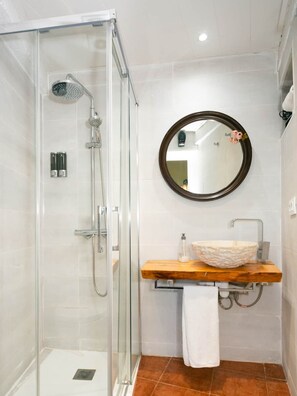 Douche, sĂšche-cheveux, serviettes fournies, papier toilette