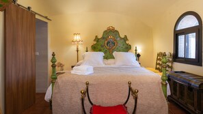 5 bedrooms, WiFi, bed sheets - Farmhouse with pool and private access to the river (Vilademuls)
