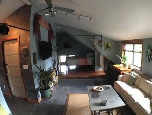电视、DVD 播放器、书、影片库