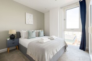 2 bedrooms, hypo-allergenic bedding, iron/ironing board, free WiFi - 2 Bed, 2 Bath Apartment in Bow (London)