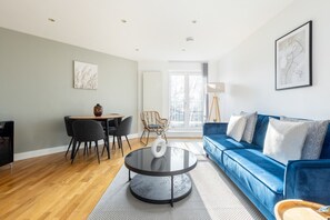 Smart TV - 2 Bed Apartment with Balcony in Wembley (London)