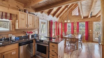 Huisje, 3 slaapkamers | Privékeuken | Een koelkast, een oven, een koffiezetapparaat/waterkoker