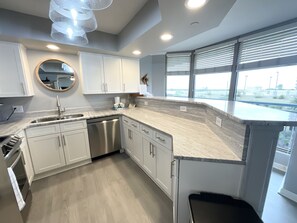 Condo, 2 habitaciones | Cocina privada | Refrigerador, horno, cafetera y tetera y tostadora