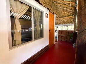 Habitación básica | Caja fuerte, decoración individual, mobiliario individual y escritorio