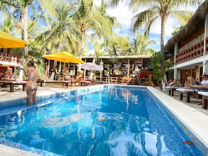 Una piscina al aire libre, tumbonas