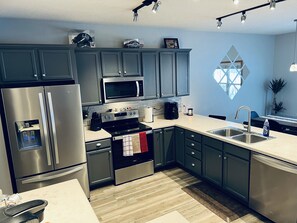 Een koelkast, een magnetron, een oven, een kookplaat