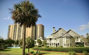 A residential building with a large lawn, a palm tree, and a fountain. - Huge 3 bedroom, 3 bath condo in the lovely Brighton building! 3 Condo (Myrtle Beach)