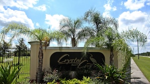 Une enseigne indiquant l’emplacement du Crystal Cove Resort, avec un jardin aménagé en devanture.