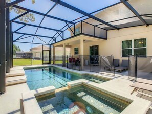 Una piscina al aire libre, una piscina climatizada