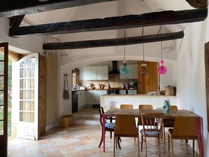 Fridge, microwave, oven, stovetop - Colorful country house with spacious garden, extra-large pool and forest (Puy-l’Évêque)