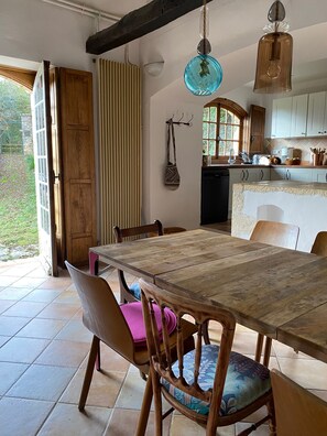 Dining - Colorful country house with spacious garden, extra-large pool and forest  (Puy-l’Évêque)
