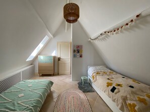 3 bedrooms, iron/ironing board, travel cot, free WiFi - Colorful country house with spacious garden, extra-large pool and forest  (Puy-l’Évêque)