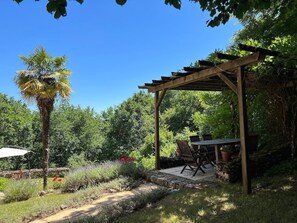 Outdoor dining - Colorful country house with spacious garden, extra-large pool and forest (Puy-l’Évêque)