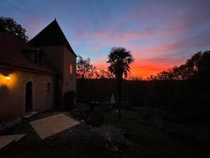 Property grounds - Colorful country house with spacious garden, extra-large pool and forest (Puy-l’Évêque)