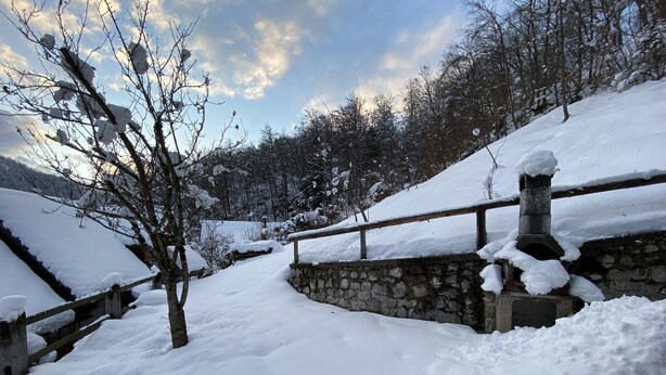 A snow-covered landscape with a stone wall and a wooden fence. - Quiet Family sized House in a small village (Radovljica)