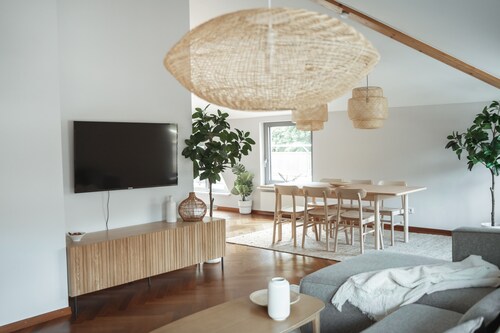 Exquisite 3BR Penthouse w Balc TV & Prkg