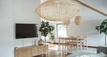 Exquisite 3BR Penthouse w Balc TV & Prkg