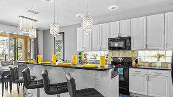 冰箱、微波炉、烤箱、炉灶