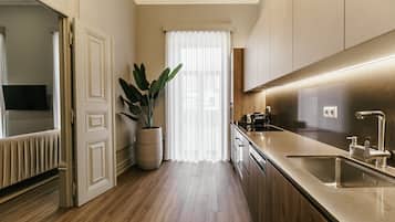 Refrigerador con freezer, microondas, horno, placa de cocina