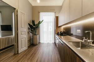 大冰箱、微波炉、烤箱、炉灶