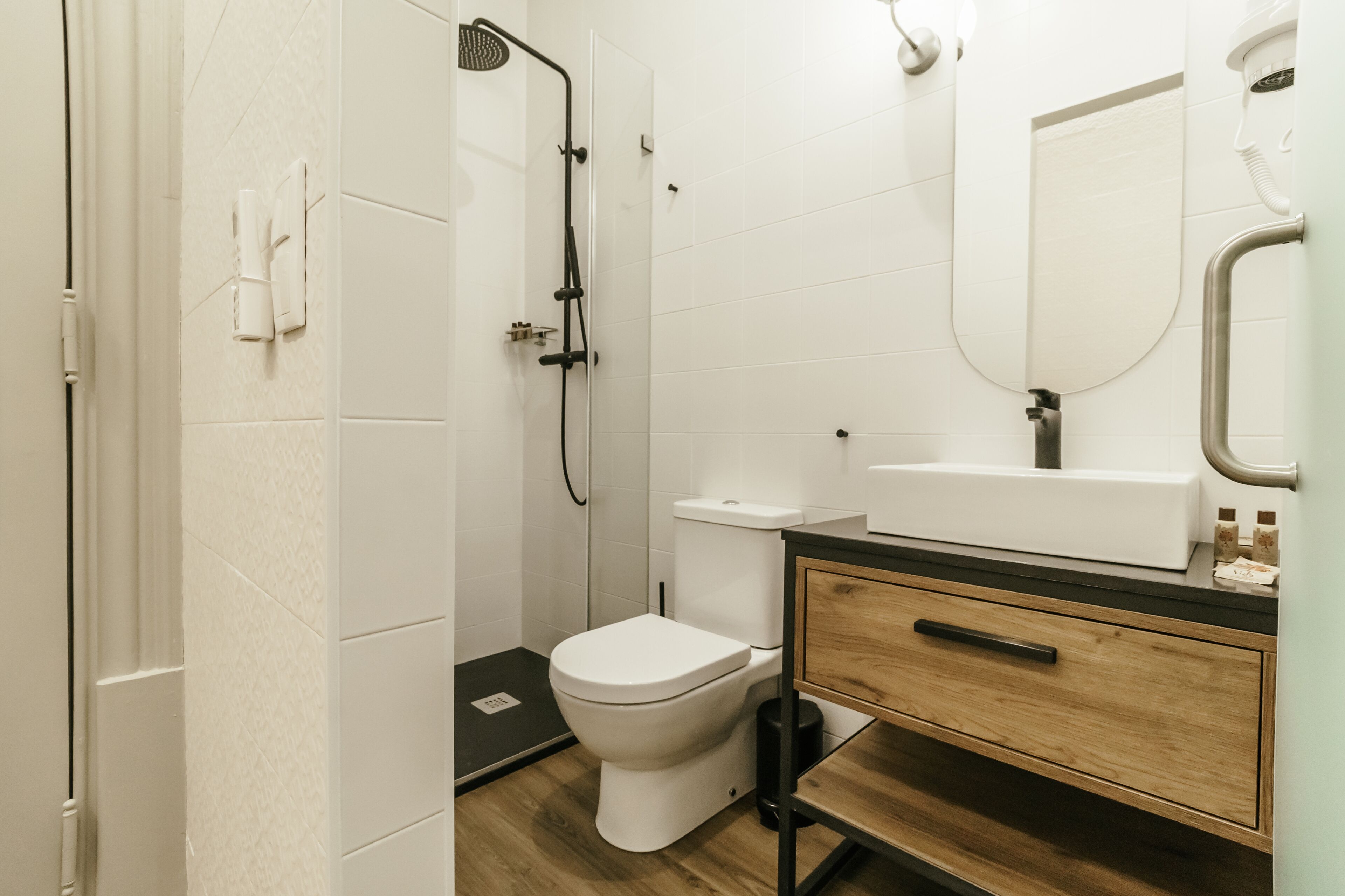 Secador de pelo, toallas, jabón, shampoo