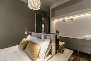 4 多间卧室、特色家居、办公桌、笔记本电脑工作区