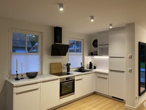 Kühlschrank, Mikrowelle, Herdplatte, Geschirrspüler