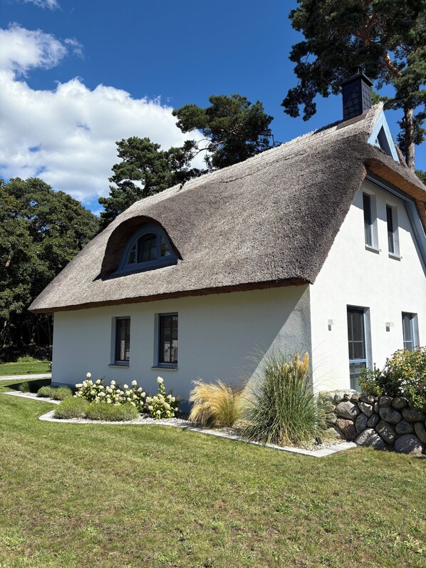 Exterior - Vacation home Fischerhuus on Usedom with sauna, fireplace and private garden (Zirchow)