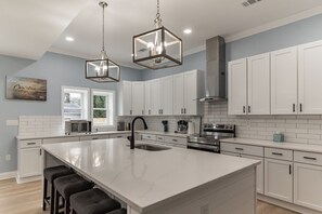 Fridge, microwave, oven, stovetop - House near Patapsco River 2700 square feet (Pasadena)