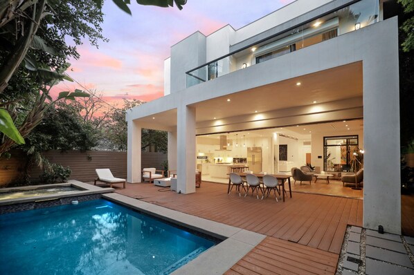 Outdoor pool, sun loungers - Crescent Heights (Los Angeles)