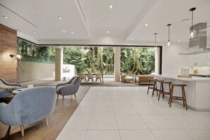 Villa, varias camas, alberca privada, vista a la alberca | Área de sala de estar | Televisión de pantalla plana de 50 pulgadas con canales digitales 