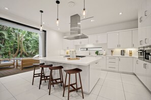 Villa, varias camas, alberca privada, vista a la alberca | Cocina privada | Refrigerador, microondas, horno y parrilla de estufa 