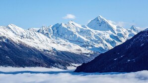 A mountainous landscape with snow-covered peaks and a valley below. - Chalet, wifi, 200m from resort center, view mountain, balcony, fireplace or stove, tv, ski locker (Les Collons)