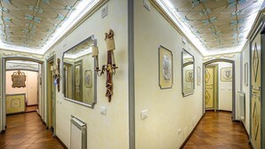 Unclassified image, 2 of 17, button - duomo palace (Florence)