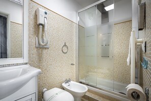 Deluxe Room | Bathroom | Shower, free toiletries, hair dryer, bidet - duomo palace (Florence)