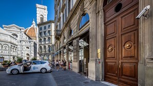 Unclassified image, 5 of 17, button - duomo palace (Florence)