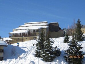 Exterior - At the foot of shops, 2nd floor, view mountain, balcony, tv, ski locker, 55m², Auris en Oisans (Auris)