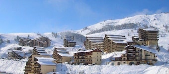 Ski-in/ski-out & foot of the slopes, 2nd floor, view panoramic, balcony, tv, ski locker, 55m²