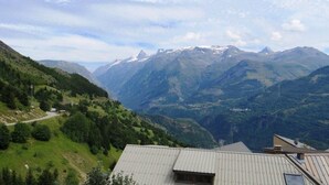 A mountainous landscape with a clear sky. - At the foot of shops, 2nd floor, view panoramic, balcony, tv, ski locker, 55m², Auris en Oisans (Auris)