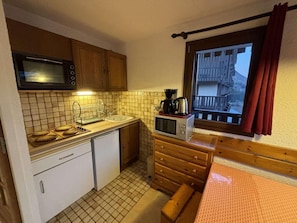 Fridge, microwave, oven, coffee/tea maker - Resort center, 2nd floor, view panoramic, balcony, tv, 40m², Auris en Oisans (Auris)