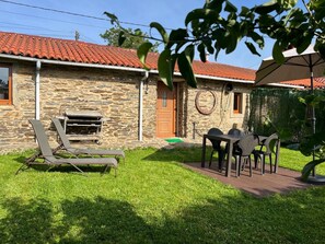 Outdoor dining - Casa con Jardín Cerrado, Entre Santiago de Compostela y Coruña (Ordes)