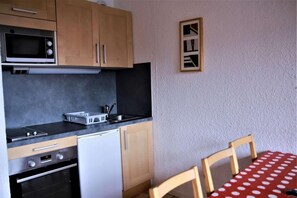 Réfrigérateur, four à micro-ondes, un four, grille-pain