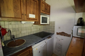 Microwave, oven, dishwasher, coffee/tea maker