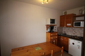 Kühlschrank, Mikrowelle, Ofen, Wasserkocher mit Kaffee-/Teezubehör
