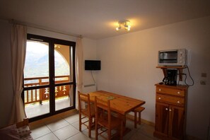 Interior - View mountain, balcony, parking, tv, ski locker, 23m², Auris en Oisans (Auris)