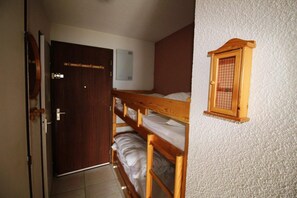 WiFi, bed sheets