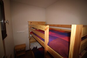 WiFi, bed sheets