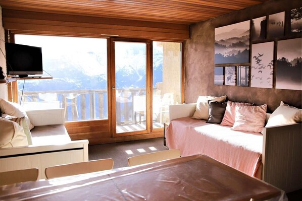 Living area - Ski-in/ski-out & foot of the slopes, 5th floor, balcony, tv, ski locker, 27m², Auris en Oisans (Auris)