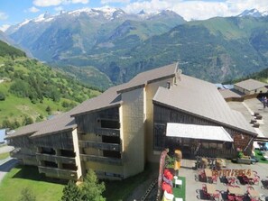Exterior - Ski-in/ski-out & foot of the slopes, 5th floor, balcony, tv, ski locker, 27m², Auris en Oisans (Auris)