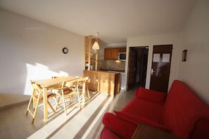 Living area - Resort center, 2nd floor, view open, balcony, tv, 27m², Auris en Oisans (Auris)